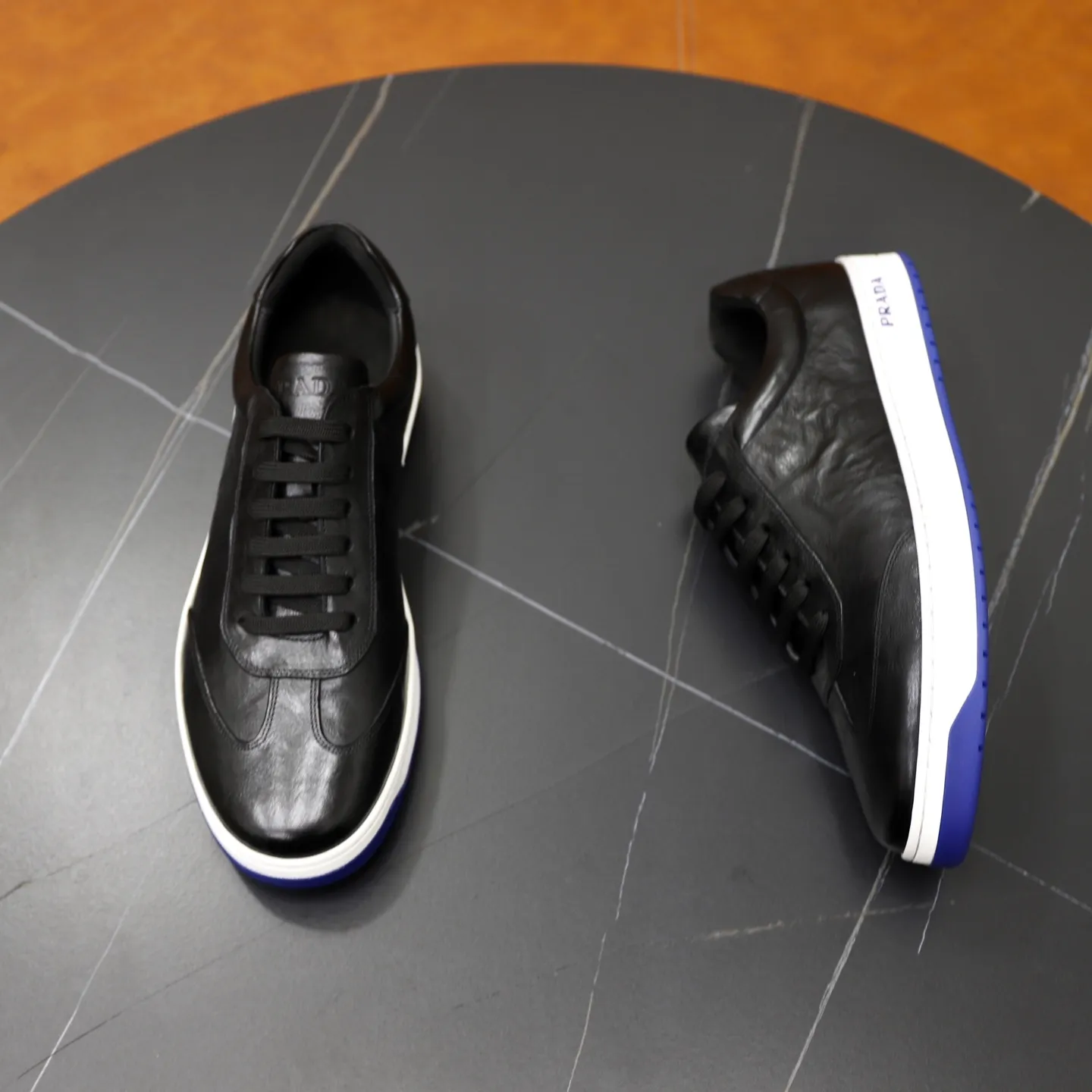 Factory price: 💰640 Prada classic men’s lace-up casual shoes | Imported cowhide upper | Upper stitching layered design, light and breathable | Soft and comfortable | Decorated with PRADA letters on the side | Distinctive sports style, showing the brand style | Lightweight concave and convex pattern rubber soles | Matched with cowhide foot pad lining | Excellent foot feel, fashionable and elegant | Size: 38-44 (45 customized)